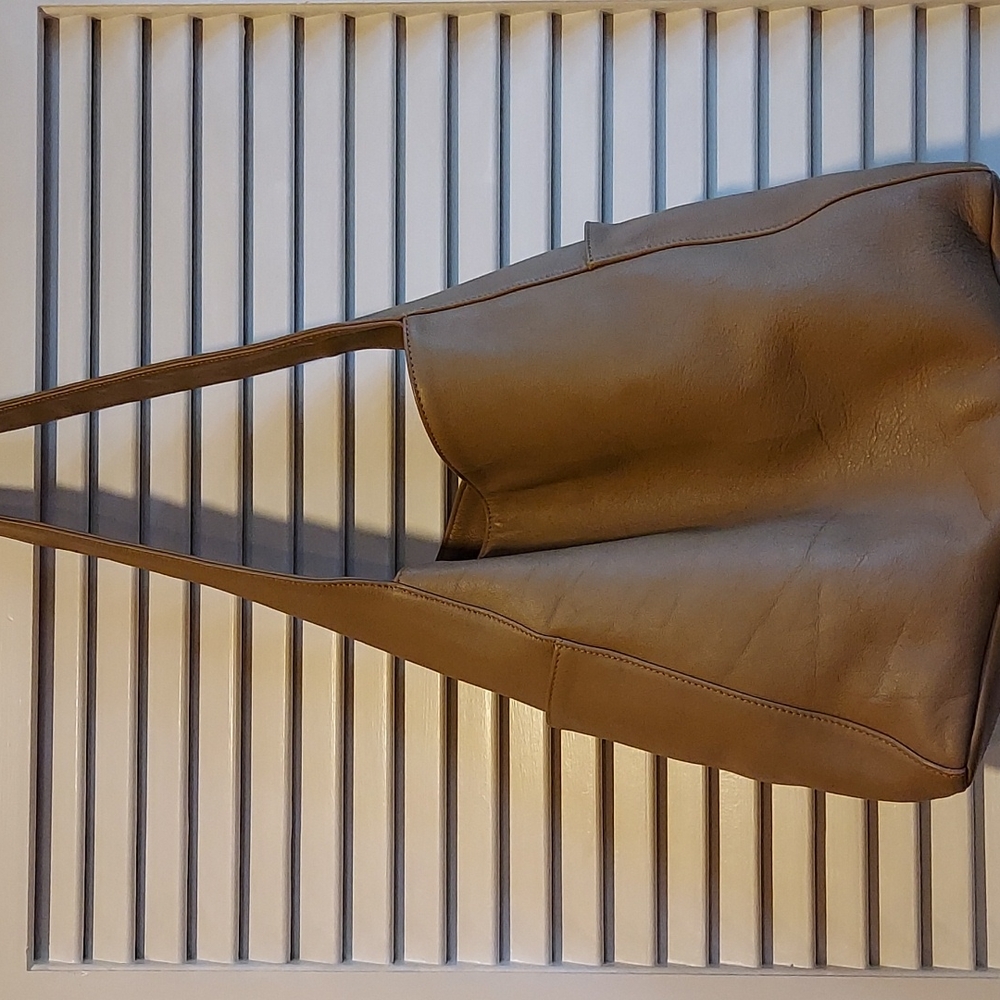 EILEEN FISHER LEATHER SHOULDER BAG. TAN IN GOOD CONDITION